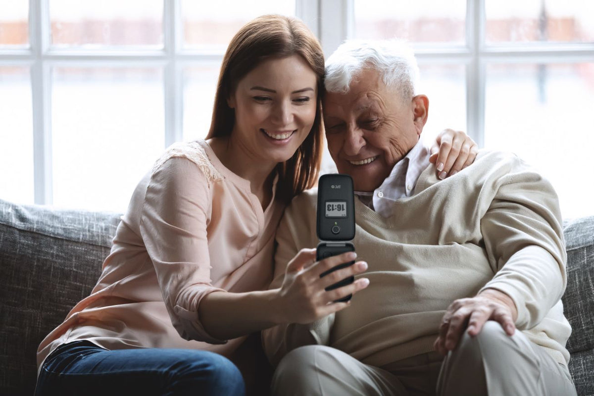 Esta Navidad, Tecnología contra la soledad de los mayores - El 78% de los españoles mayores de 70 años vería afectada su integración en la sociedad por la dificultad que encuentran al usar el móvil